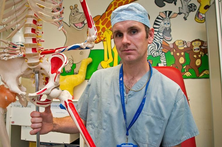 Surgeon at centre of concerns about children’s spinal surgery resigns