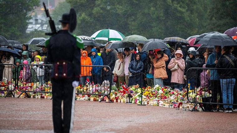Tens of thousands pay tribute as Norway mourns King Harald V