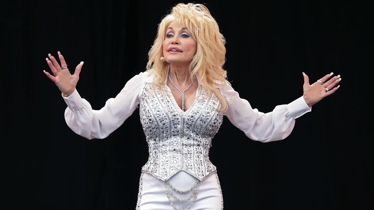 Dolly Parton offered to try experimental cancer drugs before her death, says sister