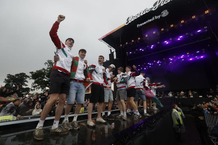 Saw Doctors bring out Mayo team at Electric Picnic for performance 75 years in the making