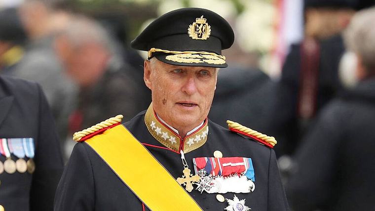 Norwegians line up at churches for emotional memorials remembering King Harald V